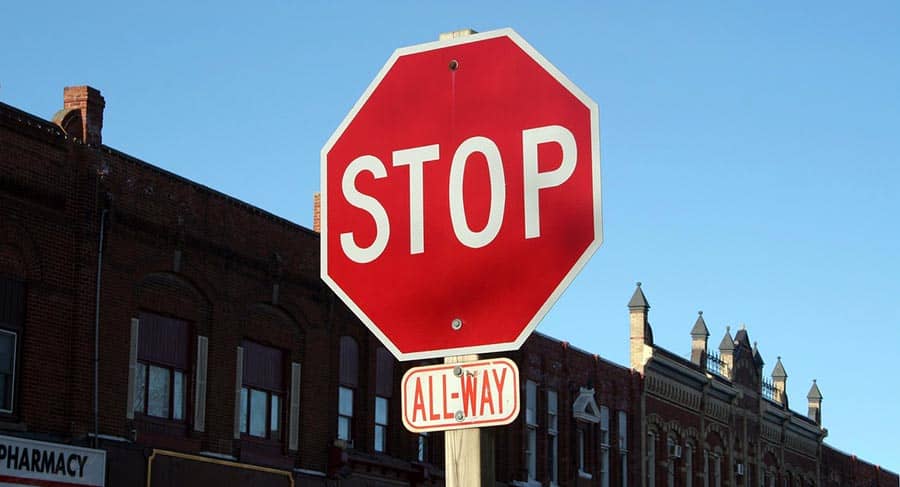 Cuanto es la multa por no hacer un stop en California